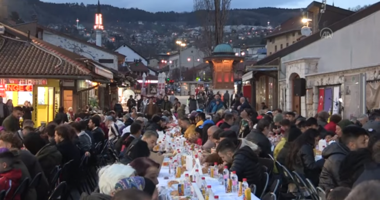 Večeras zajednički iftar na Baščaršijskom trgu za sve postače, ali i one koji ne poste