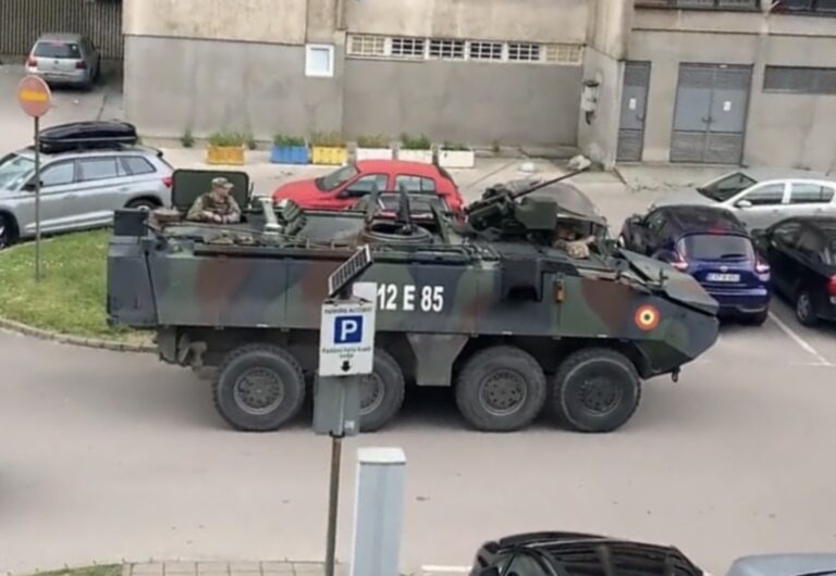 Oklopno vozilo na parkingu u centru grada u BiH