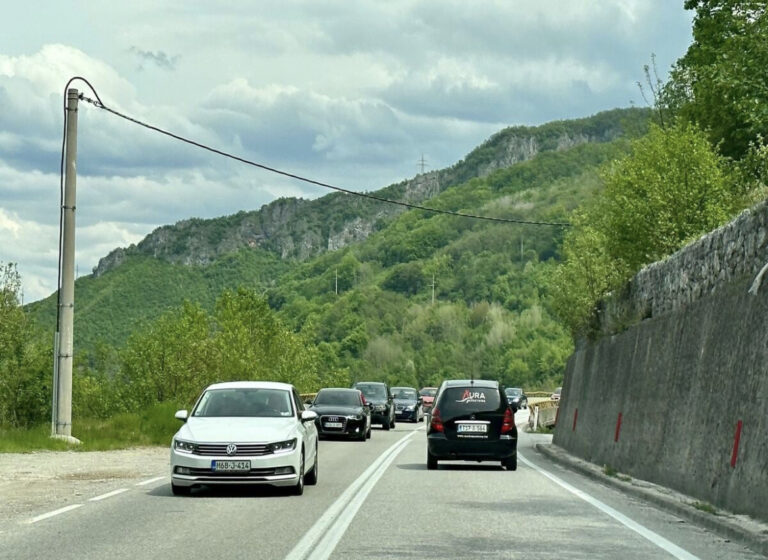 Kolona vozila duga 11 kilometara se formirala na M-17
