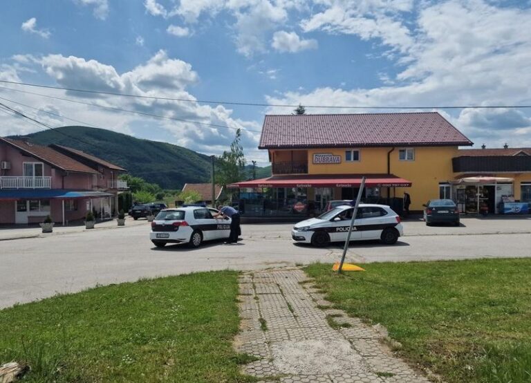 Filmska potjera u Novoj Biloj: Audijem udario u ogradu bolnice, ostavio vozilo i pobjegao