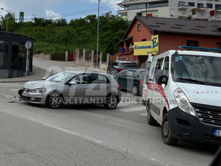 HITNA NA LICU MJESTA: Teška nesreća u Zenici, od jačine sudara aktivirali se zračni jastuci (FOTO)