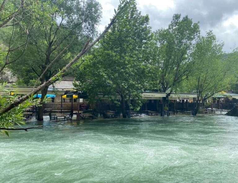 UOČI MEVLUDA: Rijeka Buna poplavila restorane u Blagaju