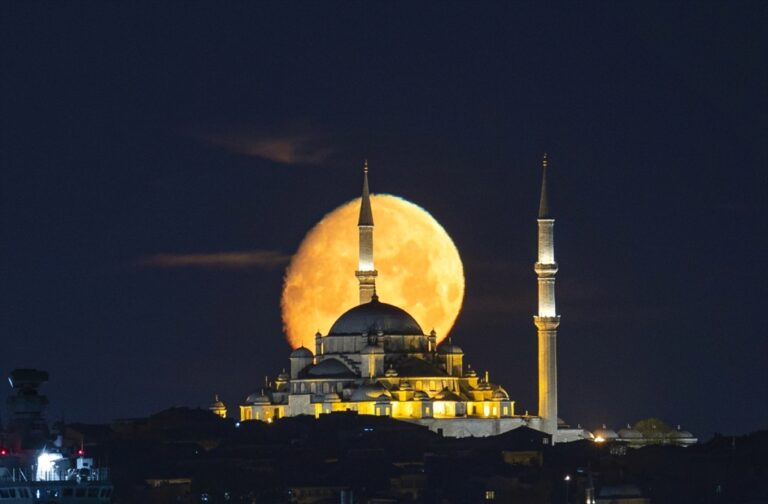 Mjesec iznad ratnog broda “TCG Anadolu” i Fatihove džamije u Istanbulu