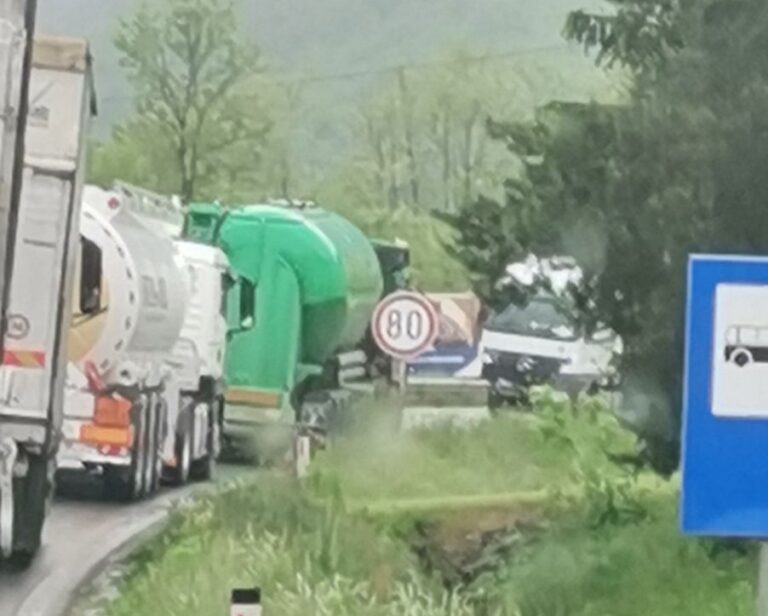 POGLEDJATE VIDEO SA MJESTA TRAGEDIJE NA M-17: Sudar automobila, kombija i kamiona, ima poginulih