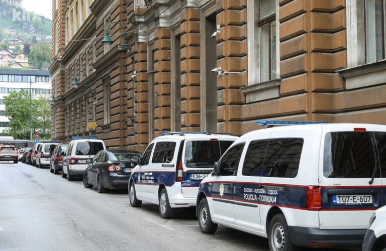 Detalji iz sudnice: Hadžibajrića oslovljavali kao “beg”, prikazane Sky poruke i fotografije…