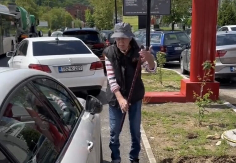 DEDO LUPAO AUTOMOBILE DŽEMATLIJAMA JER NIJE MOGAO PROĆI: Idete na džumu, a griješite (VIDEO)