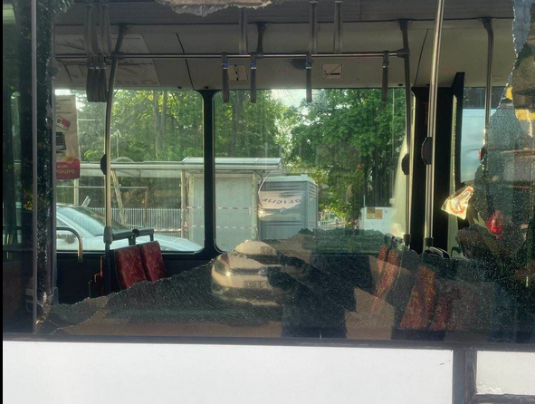 Vozač Golfa šakom razbio staklo na gradskom autobusu: Djevojke zadobile povrede od krhotina
