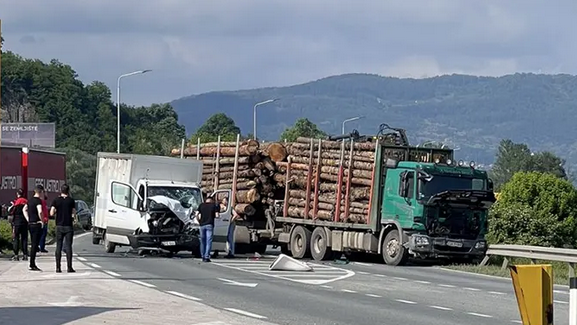 PONOVO M-17: Žestok sudar kamiona punog drva i kombija
