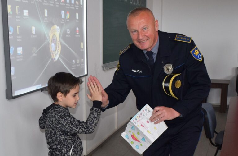 Grupa mališana iz obdaništa Lastavica posjetila Centar za edukaciju i smještaj Specijalne policijske jedinice