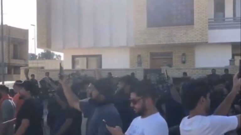 Demonstranti upali u dvorište ambasade Švedske u Bagdadu u znak protesta zbog spaljivanja Kur’ana
