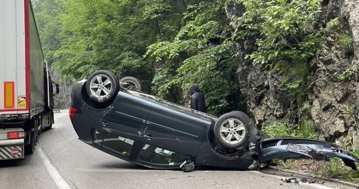 Nove saobraćajne nesreće na našim ulicama, automobil završio na krovu
