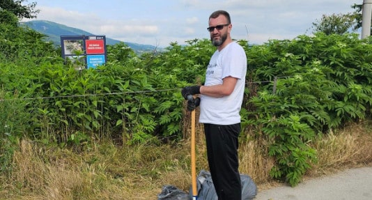 Safet Kubat je alehmičar koji pretvara smeće u cvijeće: Sa suprugom i kćerkom danas sakupio 18 vreća smeća u Zenici