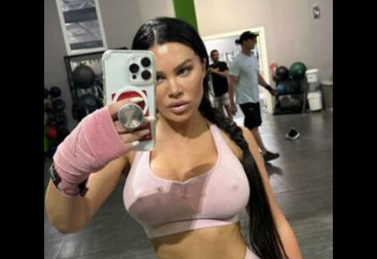 Stanija kao od majke rođena: Starleta direktno iz tuš-kabine pred ogledalom