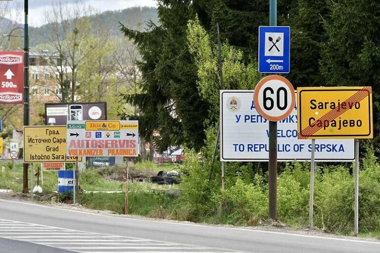 Vandali koji u BiH uništavaju saobraćajne table na dva pisma kaznit će se kaznom i do 1.000 KM