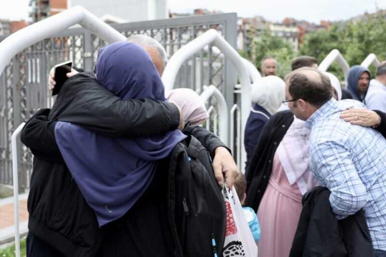 Druga grupa hadžija ide na put: “Sin i snaha su nam poklonili hadž, plakali smo”