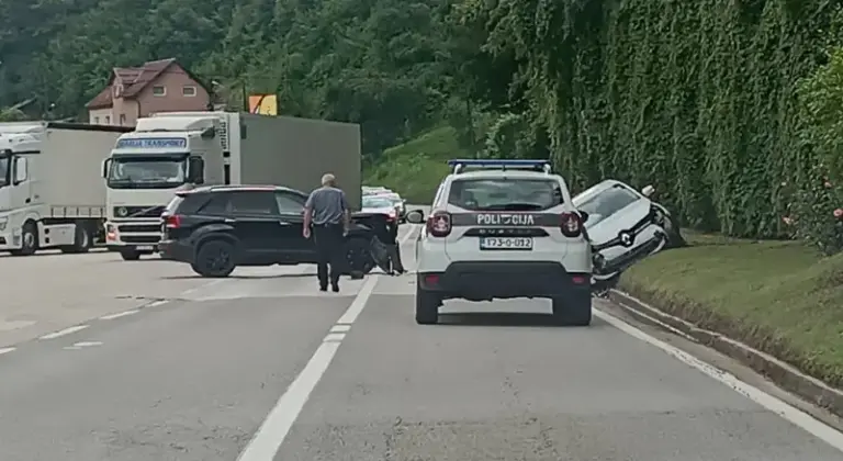 BUSOVAČA: Težak sudar dva auta, policija na licu mjesta