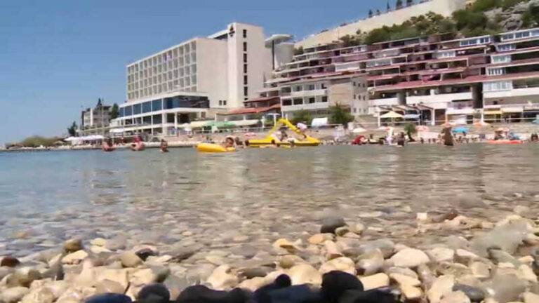 Turisti okupirali Neum: Ugostitelji zadovoljni, ovo su cijene