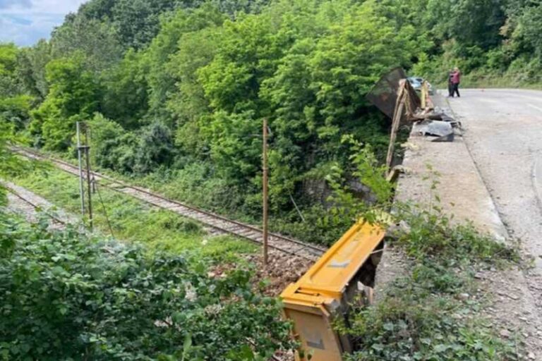 Prekinut željeznički saobraćaj od Doboja do Maglaja: Kamion pao s nadvožnjaka na prugu