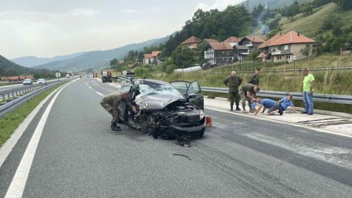 Pripadnici OS BiH brzom reakcijom učestvovali u spašavanju nastardalih u saobraćajnoj nesreći kod Kaknja