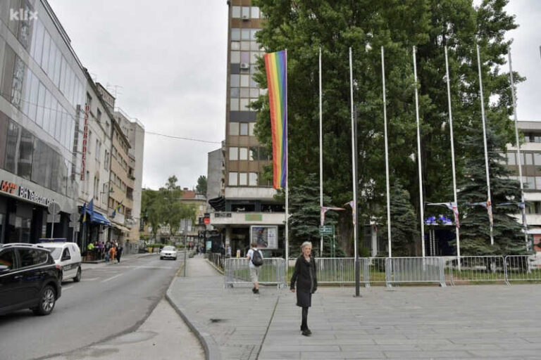 LGBT zastava se vijori na trgu ispred Narodnog pozorišta, po gradu veliki broj policajaca