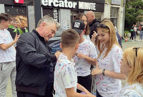 Željko Komšić se potpisivao učenicima na majice: “Kraj škole”