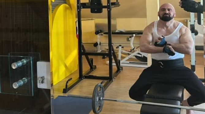 MNOGI MU ZAVIDE: Ministar Ramo Isak pokazao mišiće (FOTO)