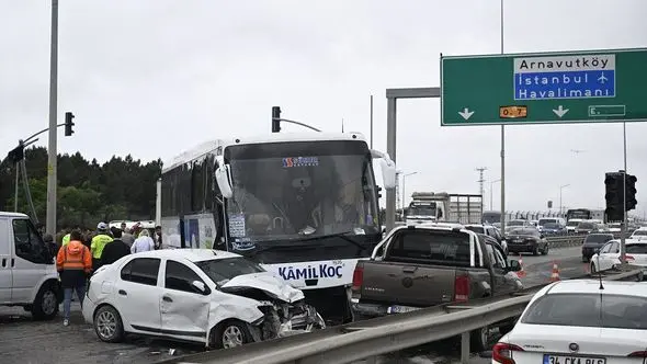 UŽAS: Autobus prešao u suprotnu traku i udario u više automobila