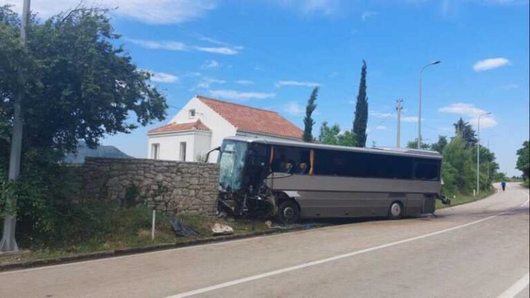 Putnica iz autobusa koji je udario u brdo: Odmarali smo se u Mostaru, svi smo zaspali, probudio nas je udar