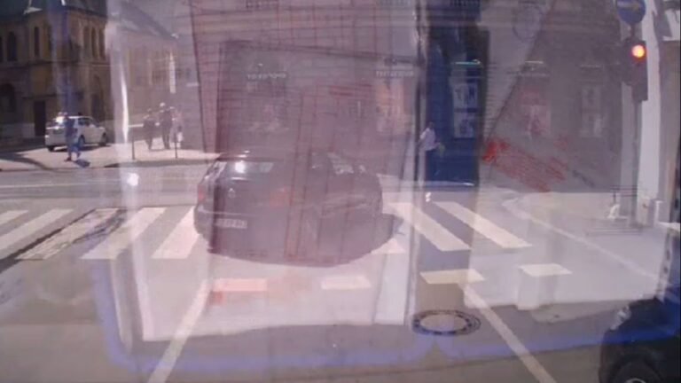 Još jedan bahati vozač u Sarajevu: Preticao na semaforu i onda prošao kroz crveno, djelić sekunde falio da udari pješaka