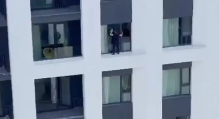 UZNEMIRUJUĆI VIDEO: Žena rizikuje život zbog jednog prozora