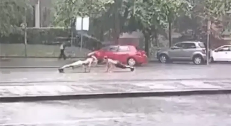 Kiša “potapa” grad, dvojac na ulici radi sklekove (VIDEO)