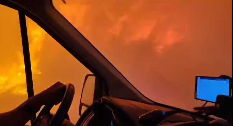 Dramatičan snimak iz Dalmacije, Hitna kroz plamen juri u pomoć vatrogascu