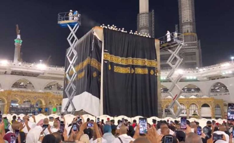 Za početak nove 1445. hidžretske godine Kaba pokrivena novim ogrtačem od svile i zlata