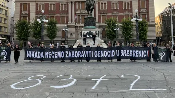 “Žene u crnom” povodom godišnjice genocida u Srebrenici organizovale stajanje u crnini