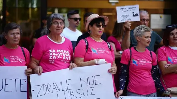 Počeli protesti ispred Parlamenta FBiH: “Zdravlje nije luksuz”