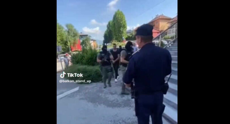 Nadrealne scene iz Kaknja: Ovacije i aplauzi za uhapšene policajce 