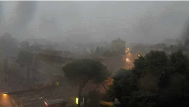 Žestoko nevrijeme u Hrvatskoj: Rijeka pod vodom, padaju stabla, jak vjetar i grmljavina (VIDEO)