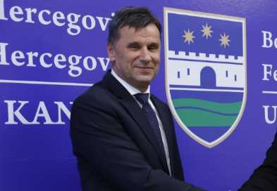 Novalić kao premijer dao negativan stav na povećanje plaća, kao zastupnik glasao ‘za’. Sad se šprdaju s njim
