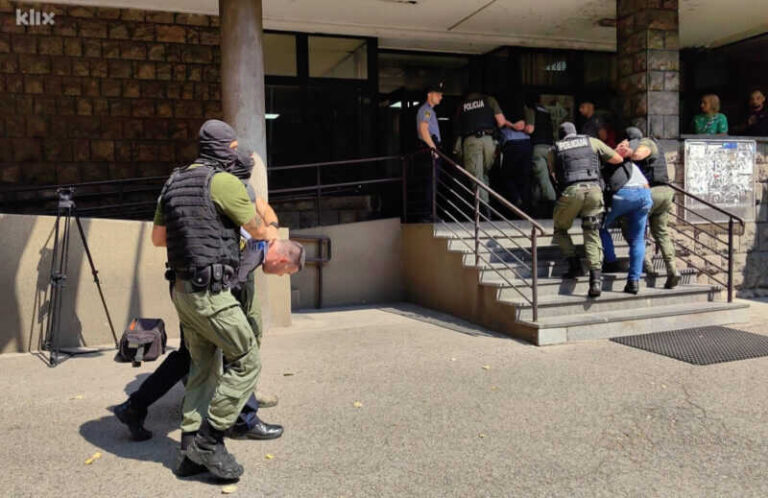 Epilog policijske akcije u Kaknju: Uhapšeno 16 policajaca na radnom mjestu, u uniformama (VIDEO)