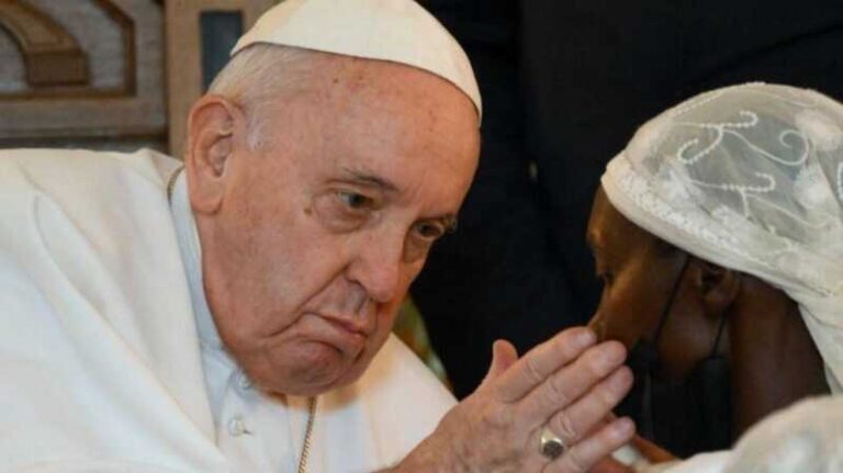 Papa Franjo poručio transrodnoj osobi: “Bog nas voli takve kakvi jesmo”