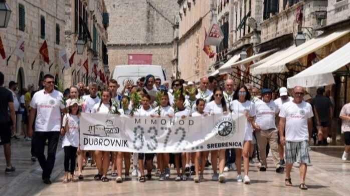 Građani Dubrovnika odali počast žrtvama genocida u Srebrenici mimohodom na Stradunu