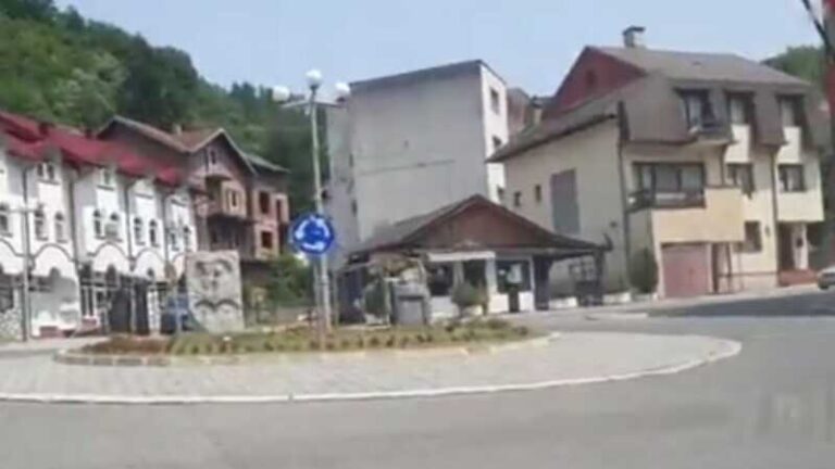 Direktno s lica mjesta: Pogledajte kako su izgledale ulice Srebrenice dok se u Potočarima klanjala dženaza