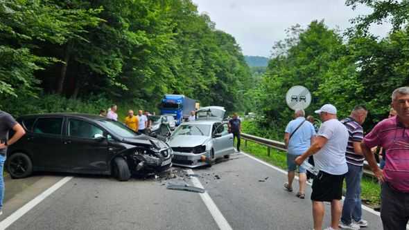 Krš i lom na putu u BiH, sudarila se dva automobila