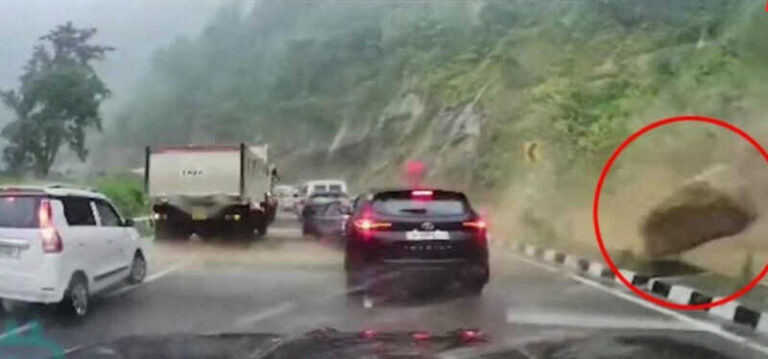 UZNEMIRUJUĆI SNIMAK: Dva automobila u sekundi se pretvorila u hrpu metala