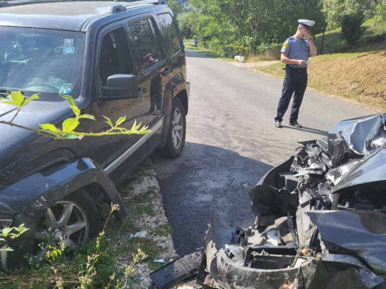 TEŠKA NESREĆA KOD MAGLAJA: Tri osobe povrijeđene, policija na licu mjesta