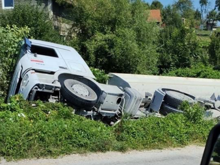 Saobraćajna nesreća kod Zenice, prevrnuo se kamion