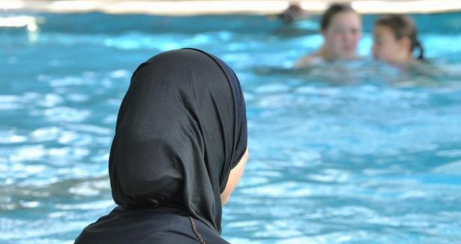 Vlasnik plaže u Baru: Medo je sa muslimanima odrastao… U burkiniju i hidžabu mogu se kupati u moru, ali ne i u bazenu!