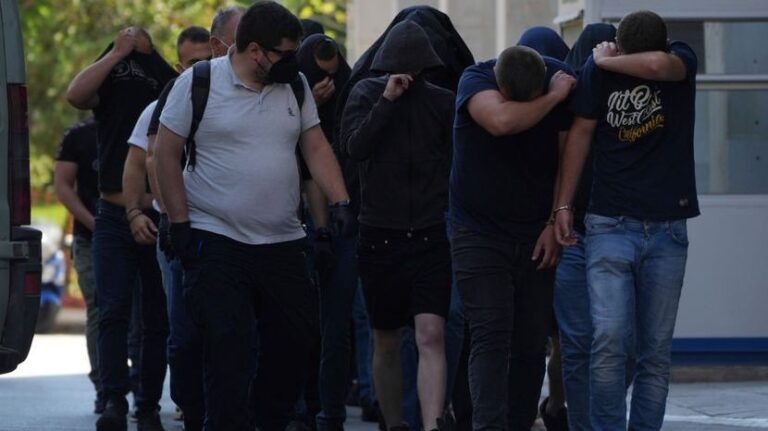 Svih 30 huligana u Atini ide u istražni zatvor, negiraju krivicu: “U pogrešno vrijeme, na pogrešnom mjestu”