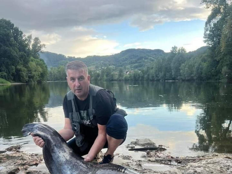 NESVAKIDAŠNJE: Ribar u rijeci Bosni upecao zvijer od preko dva metra (FOTO)