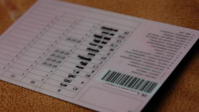 Kazna od 1000 KM za osobe koje upravljaju putničkim motornim vozilom bez vozačke dozvole